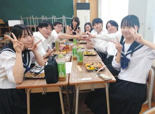 短編映画「君はピカソ」のキャストの皆さん＝恵那市大井町で（恵那峡映画祭実行委員会提供）