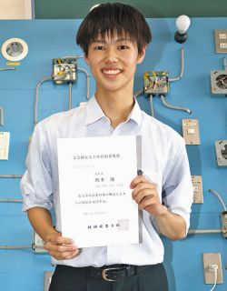 第３種電気主任技術者　阪本さん（科学技術高３）難関資格取得　