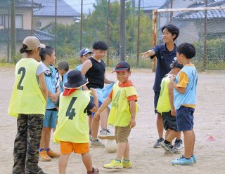 大きな筆で文字を書いたりサッカーしたり　長野県・飯田高校生と上郷小学校児童が交流