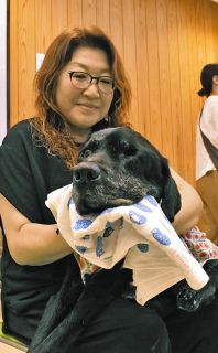 大型犬の部で最優秀賞の15歳の「ダフィー」＝津市森町のあすまいるで