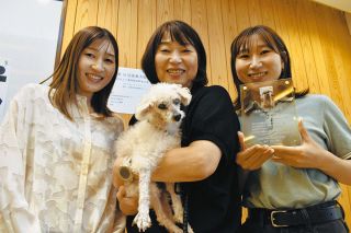 小型犬の部で最優秀賞を受けた20歳の「モカ」とその家族＝津市森町のあすまいるで