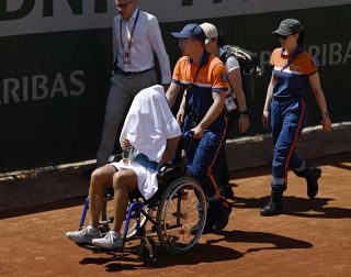 内島萌夏が無念のリタイア　全仏テニス、車いすで退場