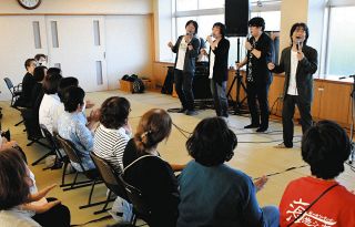 輪島、珠洲、能登町に各400万円　ロックバンド「スターダスト☆レビュー」　ミニライブも開催