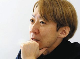 アテンション・エコノミーが抱える課題を語る静岡大の高口鉄平教授＝浜松市中央区の同大浜松キャンパスで 