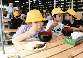 アユ料理を堪能する西小学校の児童＝瑞穂市宮田の高田水産で
