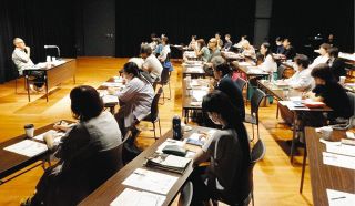 コーヒーと絵本、心浸る夜　津・久居の講話イベント、要望強く今年も