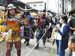 あばれる君が武者行列で中津川を練り歩き　「苗木城跡」築城500年の記念イベント、「男前！」と声援飛ぶ