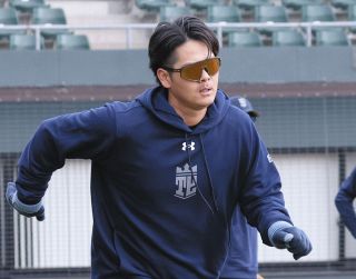 ロッテ】岡大海の逆転サヨナラ弾バットをプレゼント 殊勲の一発で折れ