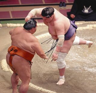 照ノ富士が4連勝で単独トップ 敗れた御嶽海は「まわしを引かれると何もできない」【大相撲】