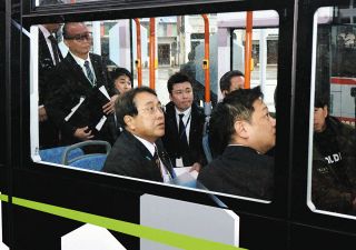 è‡ªå‹•é‹è»¢ãƒã‚¹ã€Œå…¨å›½ã«ã€ã€€å°æ¾ èµ¤æ²¢çµŒæ¸ˆå†ç”Ÿç›¸ãŒè©¦ä¹—