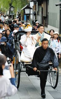 町一帯が「キツネ一色」　飛騨市古川の婚礼行事「きつね火まつり」