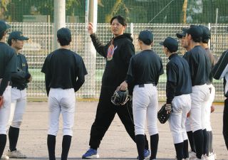 岩隈久志さん、青鳥特別支援学校で部員に野球指導「障害があっても野球ができる環境をつくっていくことが大事」