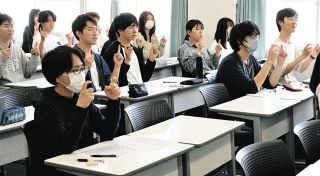 手話の輪、社会に広がれ　県条例制定10年目、三重大生が講座で学ぶ