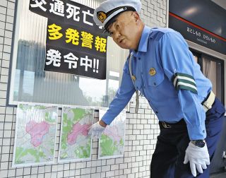 重点対策エリアの地図を指し示す原井署長＝多治見署で
