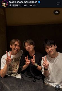 ◇今井翼、サッカー元日本代表と顔寄せ合うツーショット【写真】：中日
