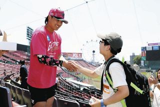 なにわ男子」大橋和也が巨人―中日戦で始球式 ピンクのリストバンドを身
