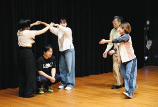指導に生かす演劇手法　津教員らワークショップ