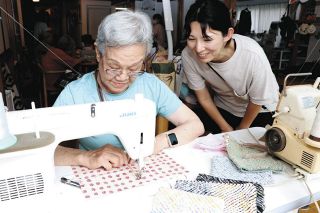 チームおーばー80 まだまだ現役　縫製や編み物の特技生かし社会参加、岐阜県笠松町のNPOが活動後押し