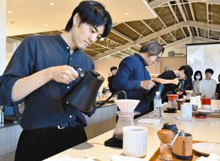 コーヒーの味、ドリップの腕次第　光洋陶器の複合施設でプロら27人競う