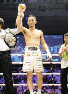 22歳・岡本恭佑、ジム初の日本王者！ ベルト巻いてもらった会長も嗚咽