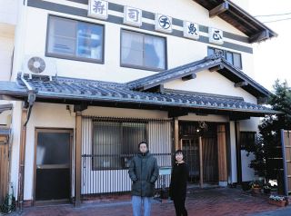 言葉遊びや駄じゃれの木彫作品 焼津市・岩崎さんが小国神社で展示：中