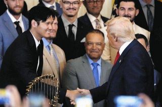 ロバーツ監督、トランプ大統領が絶賛「スタインブレナー時代でも生き残れた」…かつて大統領が采配批判も、和やかに握手