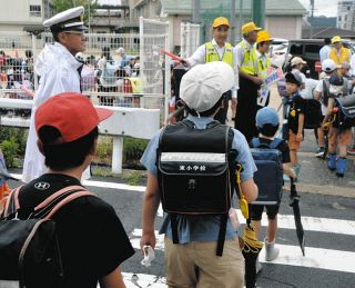 多くの児童がナイロン製のランドセルを背負う登校風景＝昨年7月、中津川市で