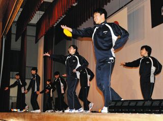 全校ダンスで表現力磨く　中津川・苗木中生徒会が発案