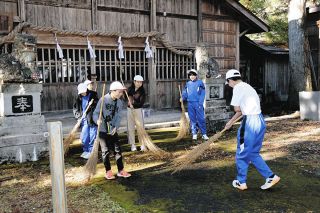 「舞台」の神社清掃で地域へ感謝　「霜月祭り」に向け地元の小中学生ら