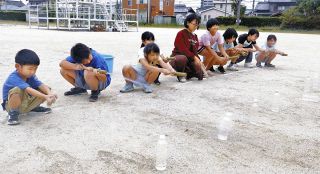 手作り水鉄砲で的めがけ発射！　愛知県武豊町で小学生ら参加し体験教室