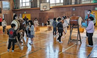 東郷音頭と和太鼓、地域の次代へ　春木台小3年児童が体験