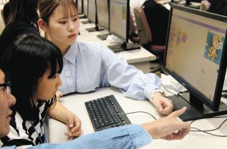 プログラミングに挑戦　津の高田短大で小学生が体験