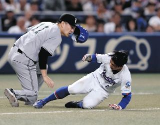 中日・上林誠知、ピンク！！ リストバンド・マスコットバット