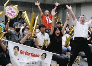 「おめでとう、飲みに行こう」金メダルの出口クリスタ選手に長野・塩尻から歓声、母校の監督も
