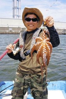 グレ 好機 モンスターにぶち切られ 三重県南伊勢町・贄浦磯：中日