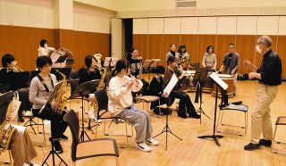 世代を超え届ける音の和　20日の「東郷音楽族演奏会」に向け練習に熱