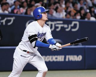 中日・上林誠知、ピンク！！ リストバンド・マスコットバット