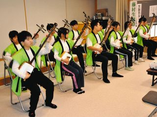 児童が三味線演奏　馬籠で藤村生誕祭