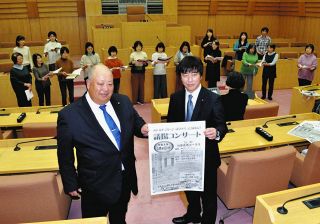 岡谷市議会議場で女声コーラスの演奏会　3月4日、傍聴席で鑑賞