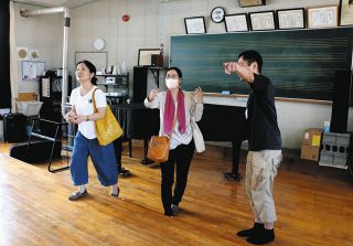 学びや思い出を心に留める　再編の伊那北高で取り壊し前に卒業生ら参加