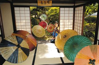 阿島傘で村内が幻想的な雰囲気に　喬木村の曙月庵などで展示やワークショップ
