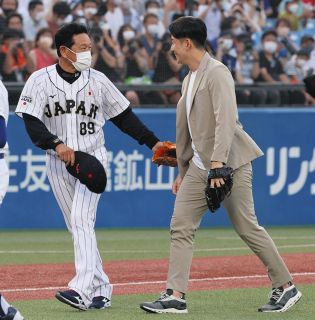斎藤佑樹さんが始球式「すごく光栄。キャッチャーが栗山監督ということで緊張しました」プロアマ記念試合