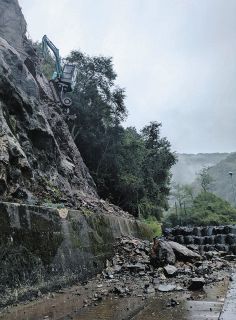 岩盤を除去する無人重機＝多治見市脇之島町で（愛岐道路復旧工事協議会提供）