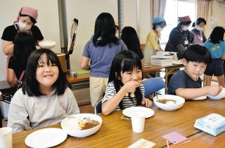 東郷子ども食堂に笑顔の輪広がる　町内唯一で月2回、感謝の10回目開催