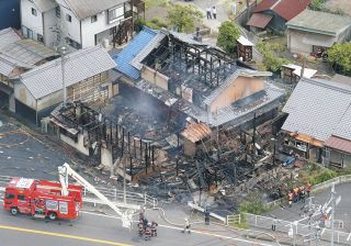 瑞浪市で４棟を焼く火災、空き家と民家が全焼　男性が首や腕にやけど