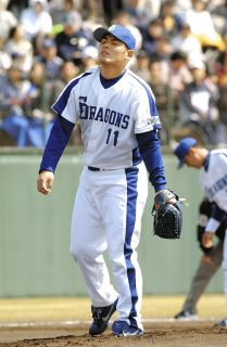 制球が定まらず、1イニング6失点で降板した川上＝04年4月25日、石川県立野球場で