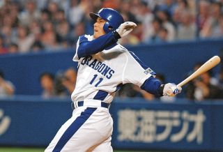 横浜戦の7回裏2死二塁、左翼スタンドへ決勝の2ランを放つ川上＝04年5月15日、ナゴヤドームで