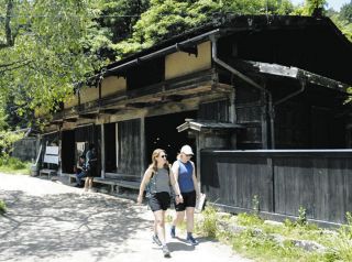 中山道・馬籠－妻籠、外国人客が過去最多　昨年度21％増も本年度減少