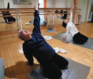 「自力整体」動きゆったり ツボに刺激　　　