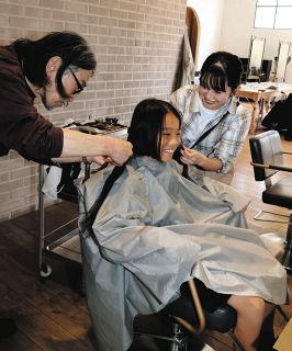 子の遊ぶ姿を紙凹版画で 中区、山下さん作品展：中日新聞しずおかWeb